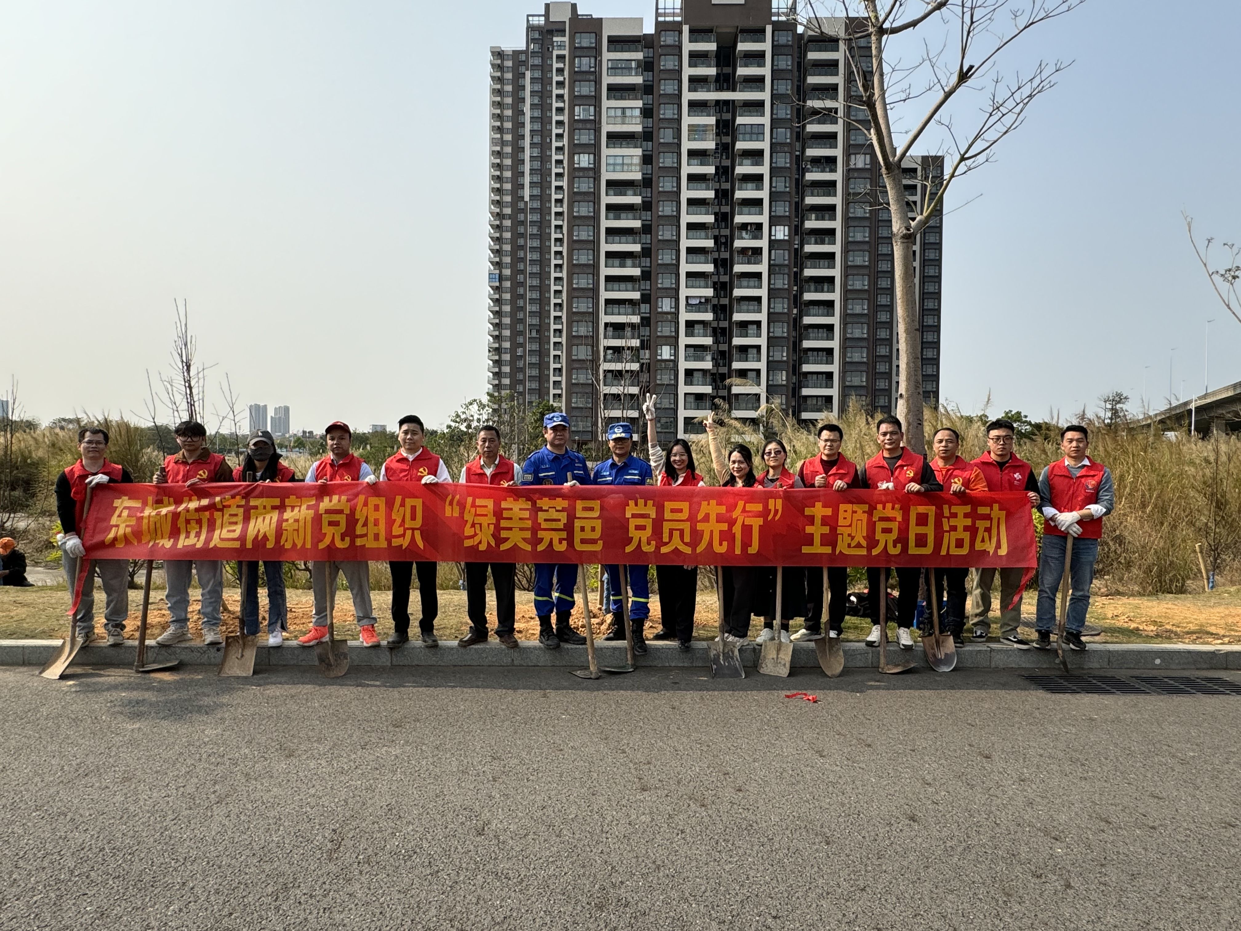 2 东城街道两新党组织主题党日活动.jpg